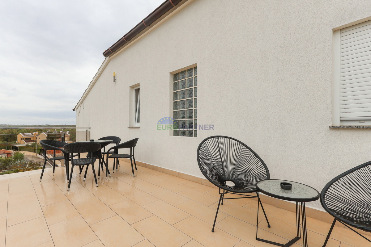 Poreč, appartamento moderno arredato con 3 locali + terreno 140m2 - a soli 2,5 km dal mare