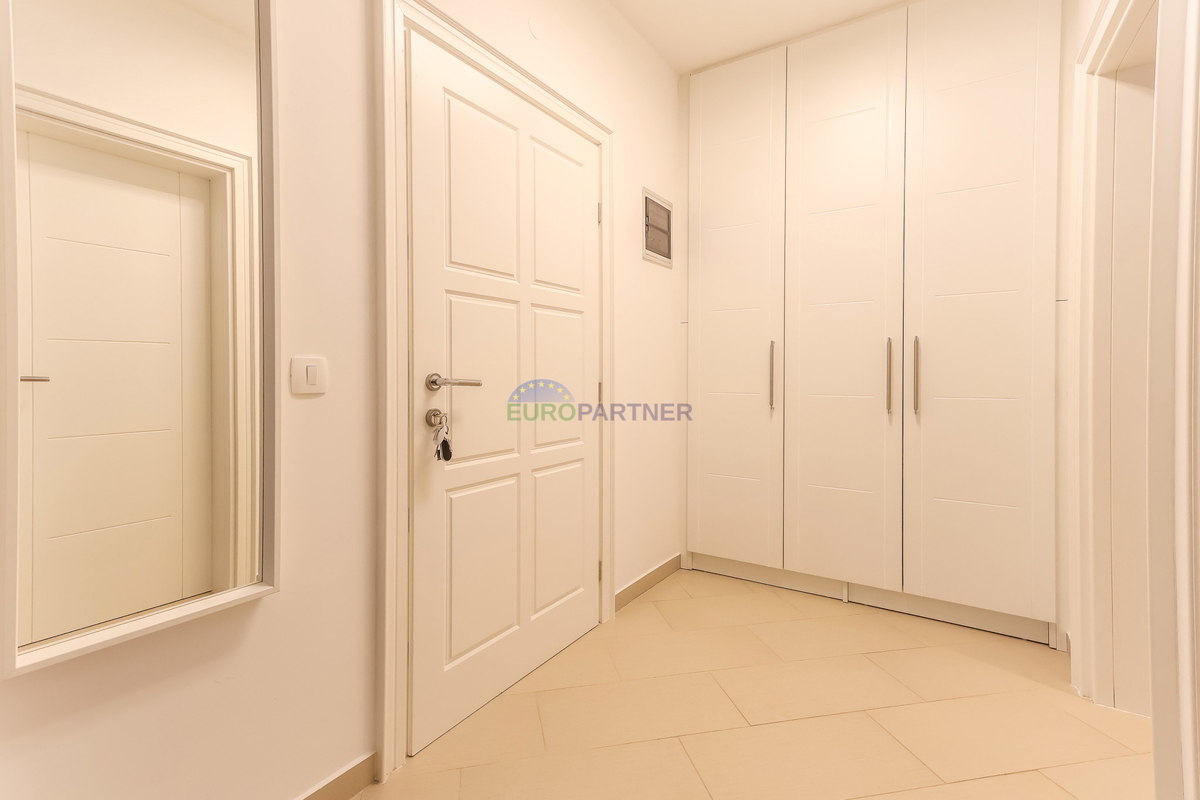 Poreč, appartamento moderno arredato con 3 locali + terreno 140m2 - a soli 2,5 km dal mare