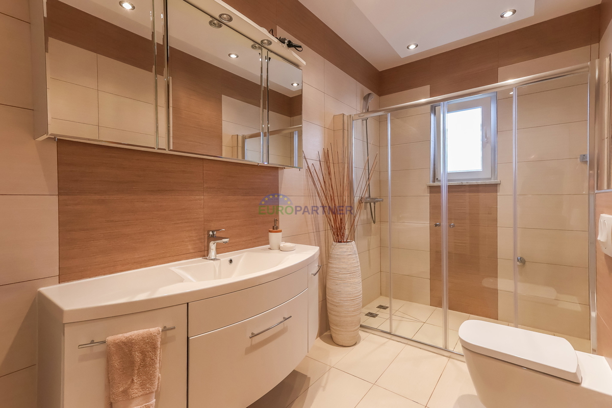 Poreč, appartamento moderno arredato con 3 locali + terreno 140m2 - a soli 2,5 km dal mare