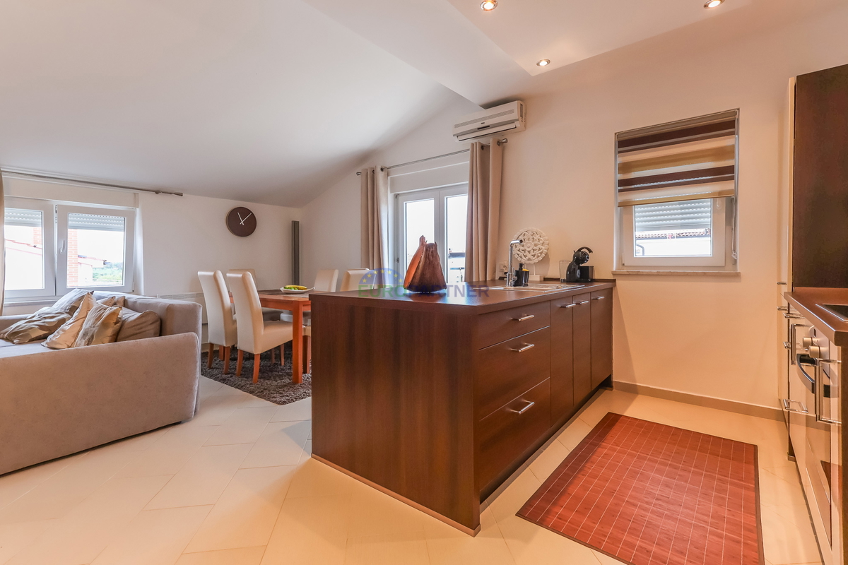 Poreč, appartamento moderno arredato con 3 locali + terreno 140m2 - a soli 2,5 km dal mare