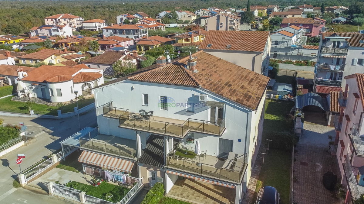 Poreč, appartamento moderno arredato con 3 locali + terreno 140m2 - a soli 2,5 km dal mare