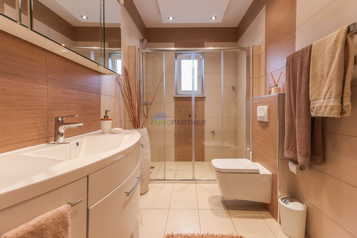 Poreč, appartamento moderno arredato con 3 locali + terreno 140m2 - a soli 2,5 km dal mare