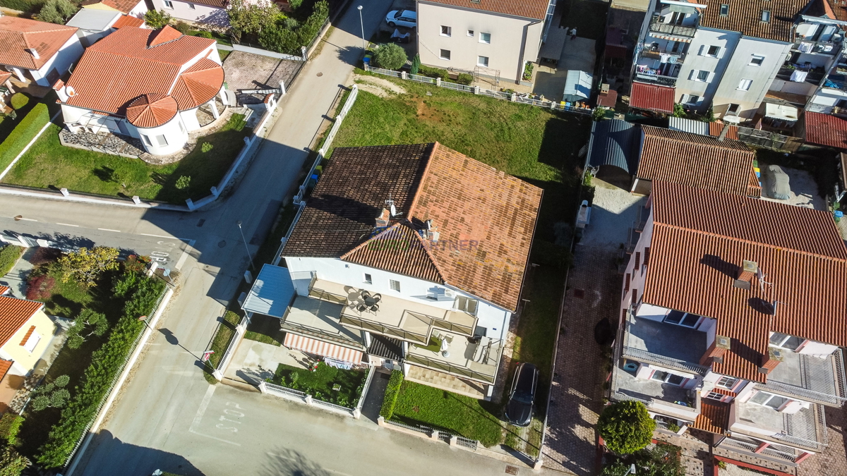 Poreč, appartamento moderno arredato con 3 locali + terreno 140m2 - a soli 2,5 km dal mare