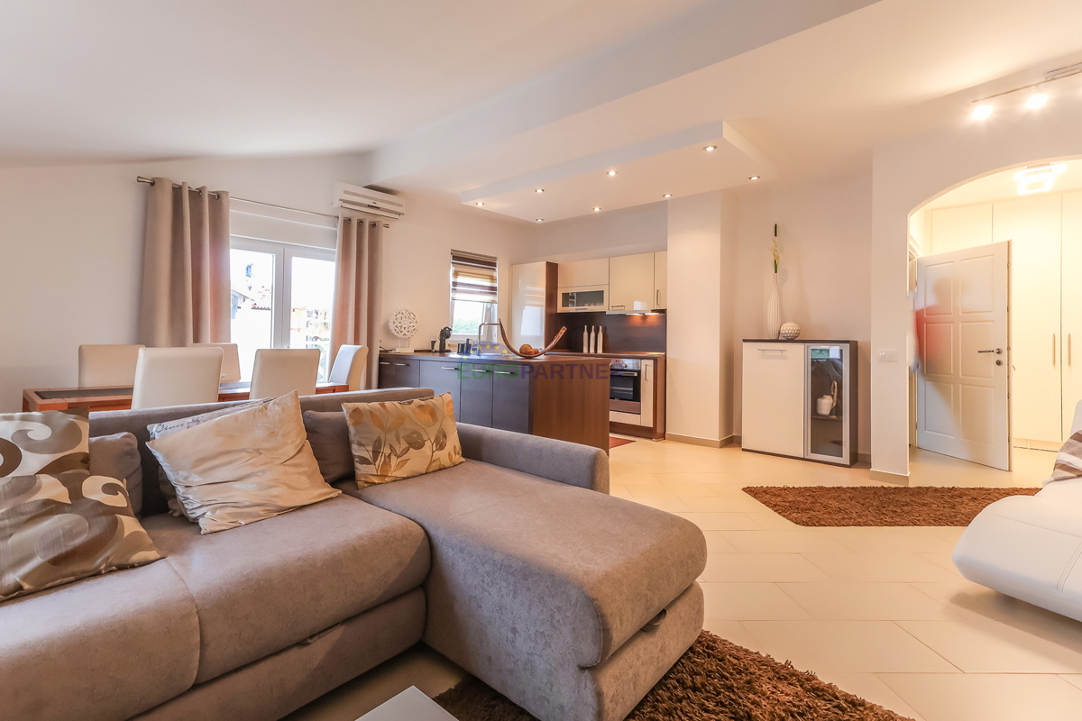 Poreč, appartamento moderno arredato con 3 locali + terreno 140m2 - a soli 2,5 km dal mare