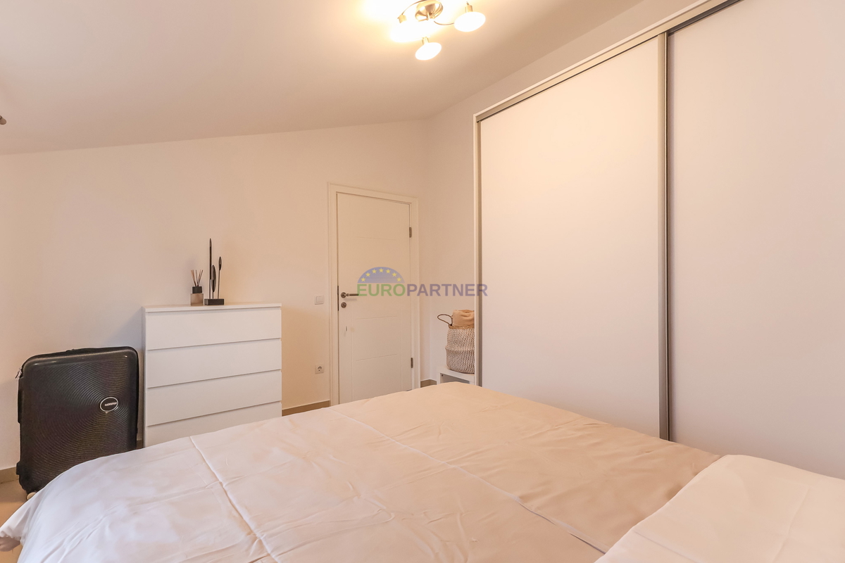 Poreč, appartamento moderno arredato con 3 locali + terreno 140m2 - a soli 2,5 km dal mare