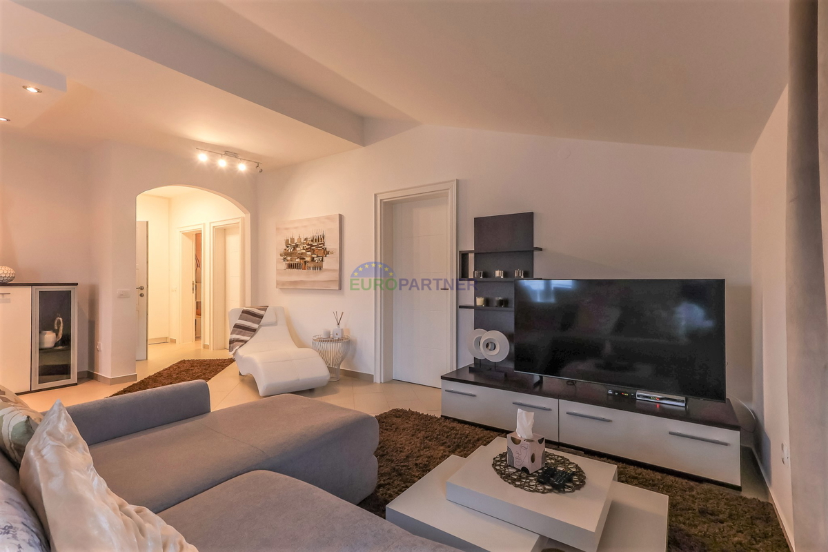 Poreč, appartamento moderno arredato con 3 locali + terreno 140m2 - a soli 2,5 km dal mare