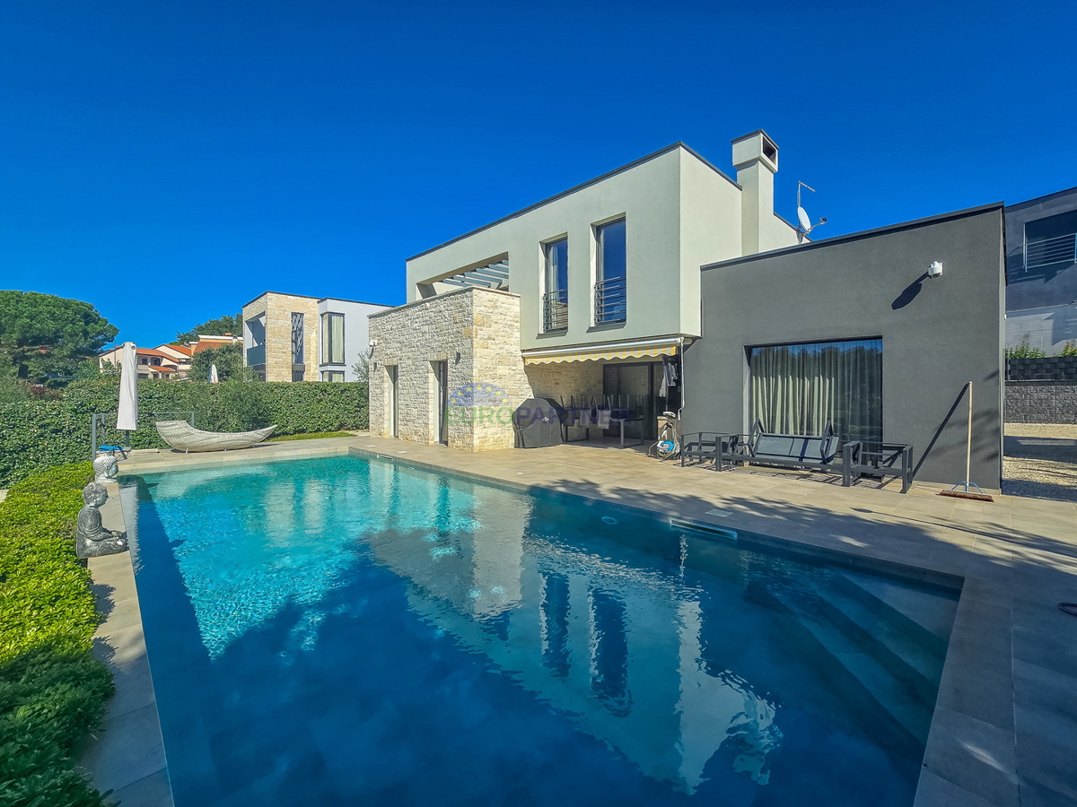 Villa dall&apos;architettura moderna e dal design con 4 camere da letto a soli 2 km dal centro di Parenzo