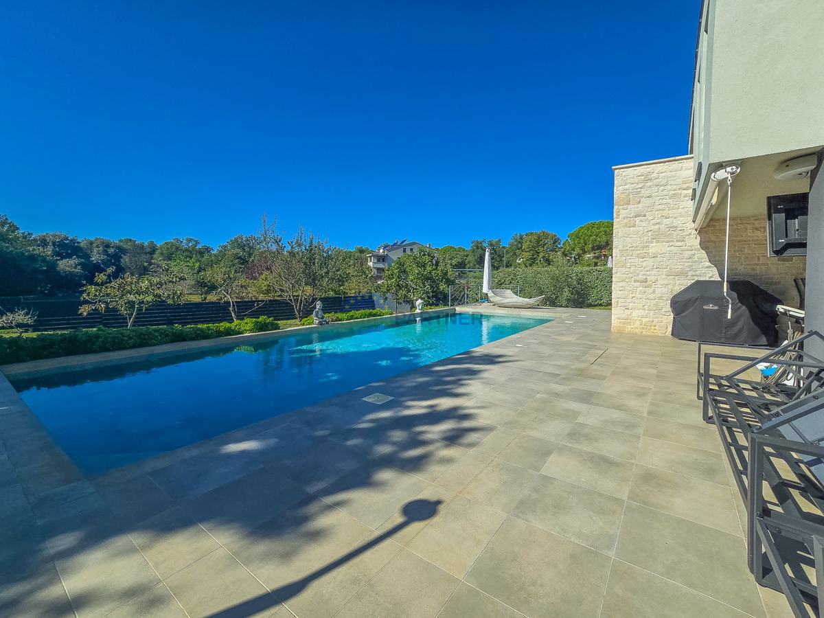 Villa dall&apos;architettura moderna e dal design con 4 camere da letto a soli 2 km dal centro di Parenzo