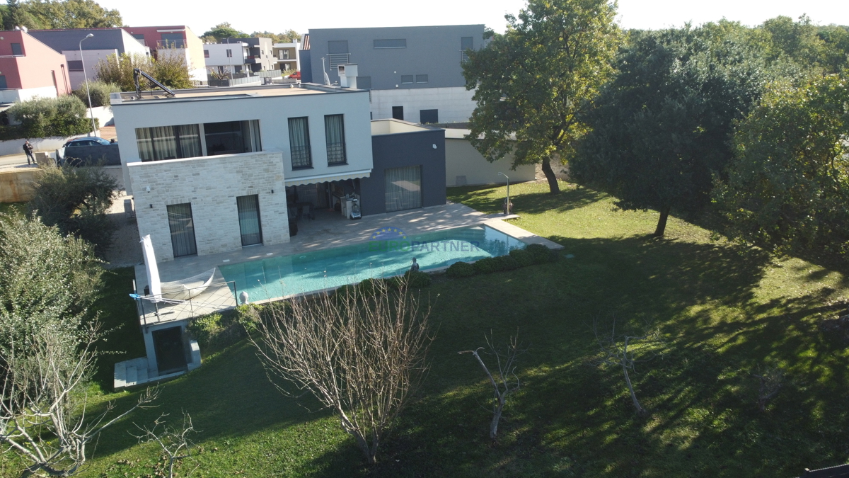 Villa dall&apos;architettura moderna e dal design con 4 camere da letto a soli 2 km dal centro di Parenzo