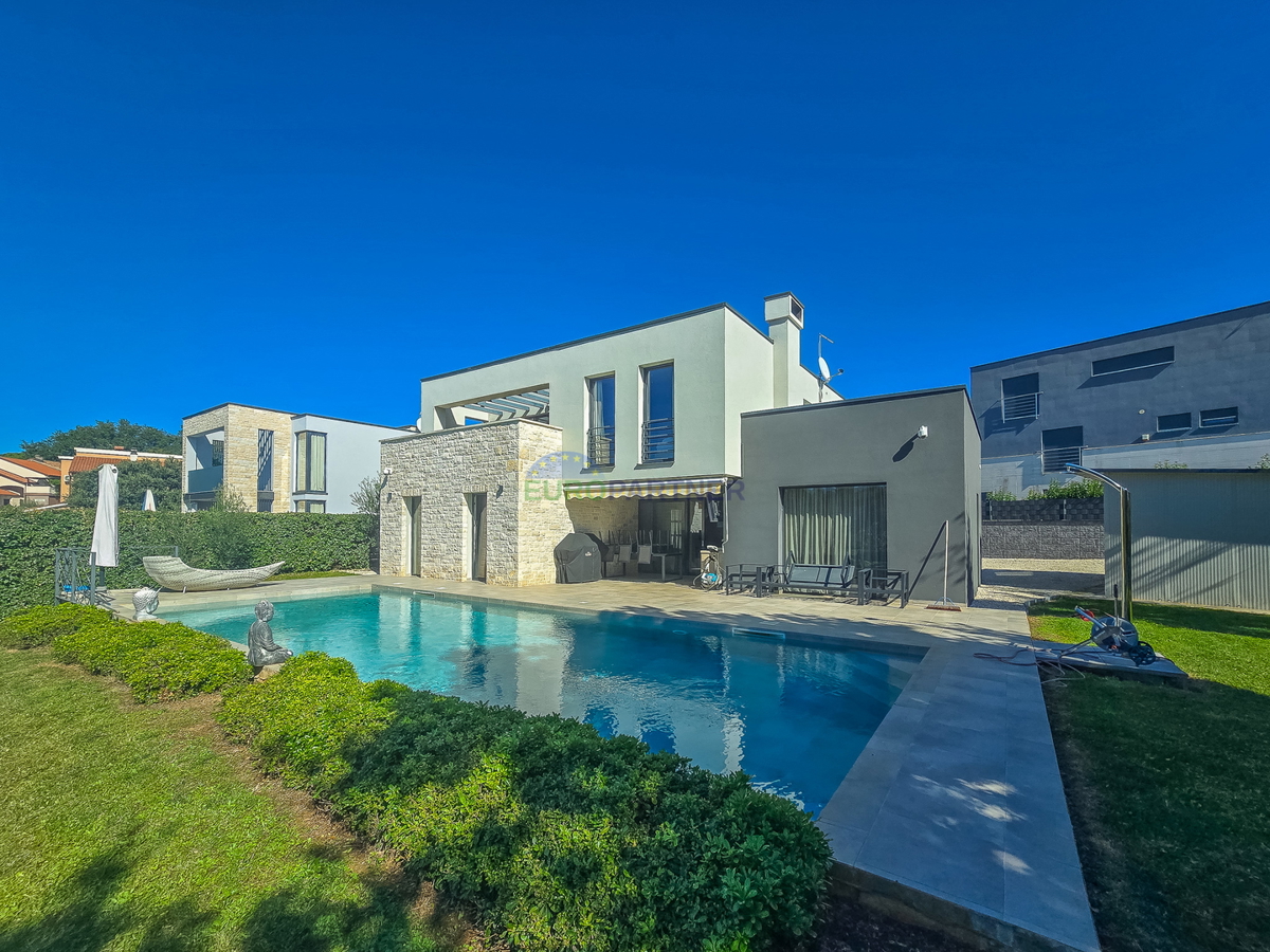 Villa dall&apos;architettura moderna e dal design con 4 camere da letto a soli 2 km dal centro di Parenzo