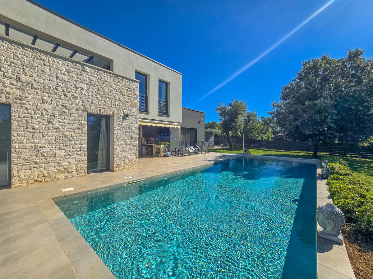 Villa dall&apos;architettura moderna e dal design con 4 camere da letto a soli 2 km dal centro di Parenzo