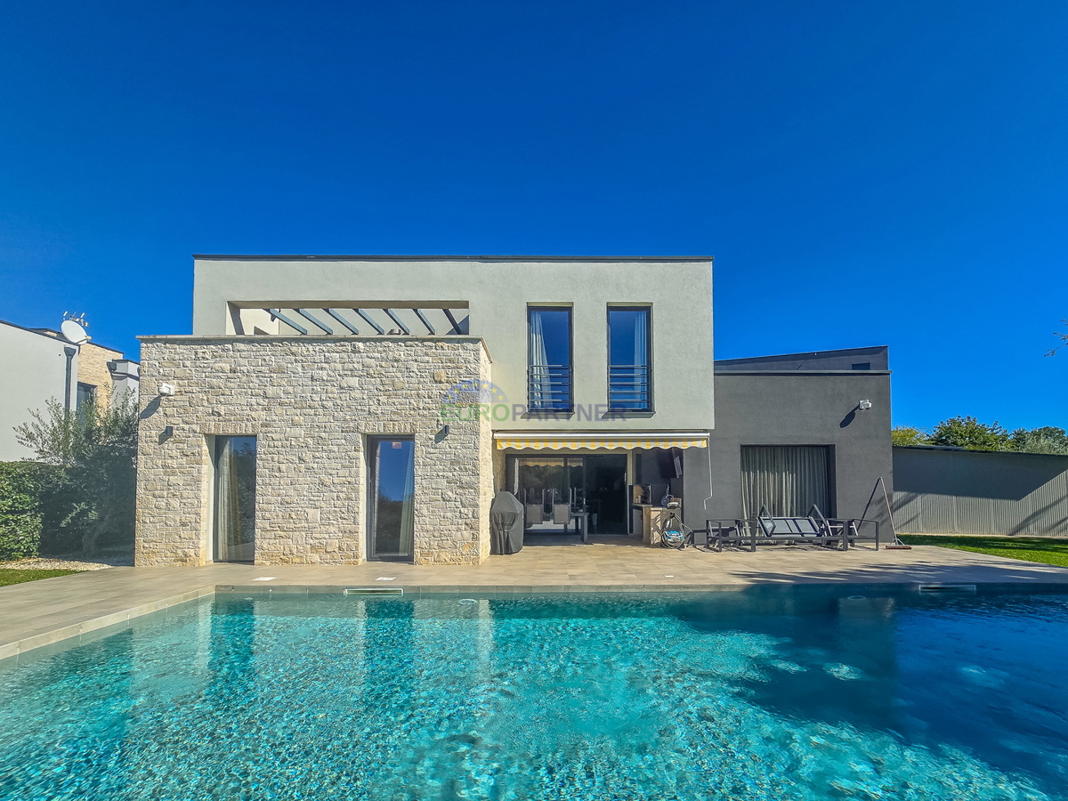 Villa dall&apos;architettura moderna e dal design con 4 camere da letto a soli 2 km dal centro di Parenzo