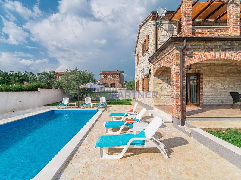 Una bella casa in pietra con piscina a Savičenta