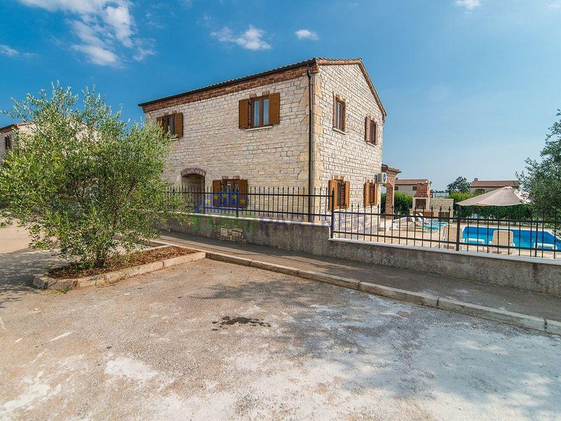 Una bella casa in pietra con piscina a Savičenta