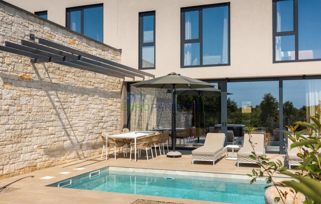 Villa di design con piscina e sauna, a 4 km da Poreč