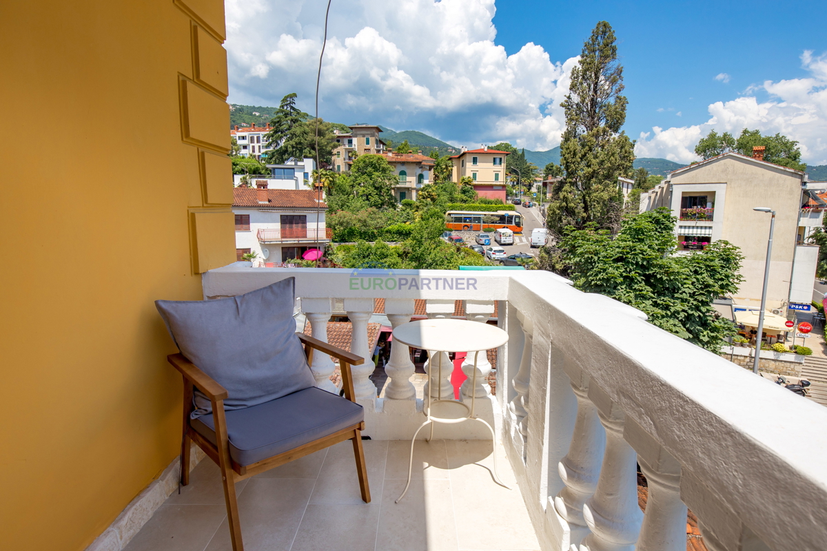 OPATIJA, LOVRAN - appartamento in villa, 145 m2 con vista mare, 100 m dalla spiaggia.