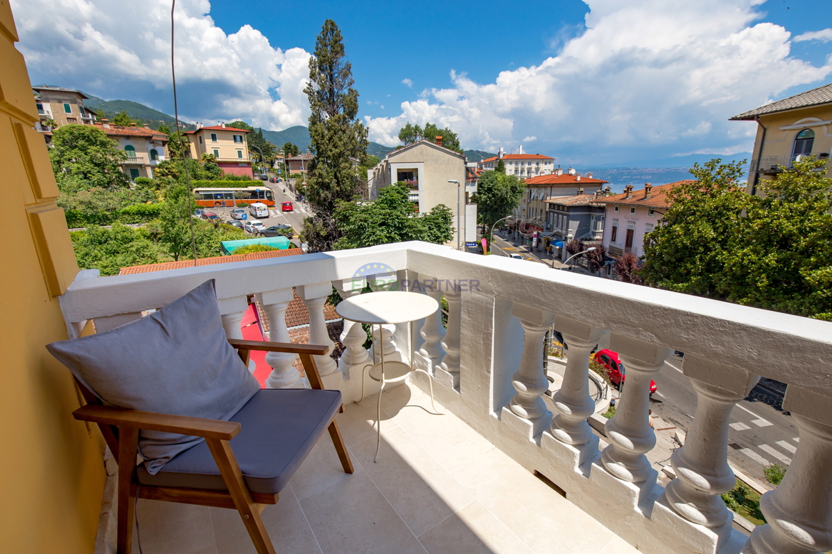 OPATIJA, LOVRAN - appartamento in villa, 145 m2 con vista mare, 100 m dalla spiaggia.