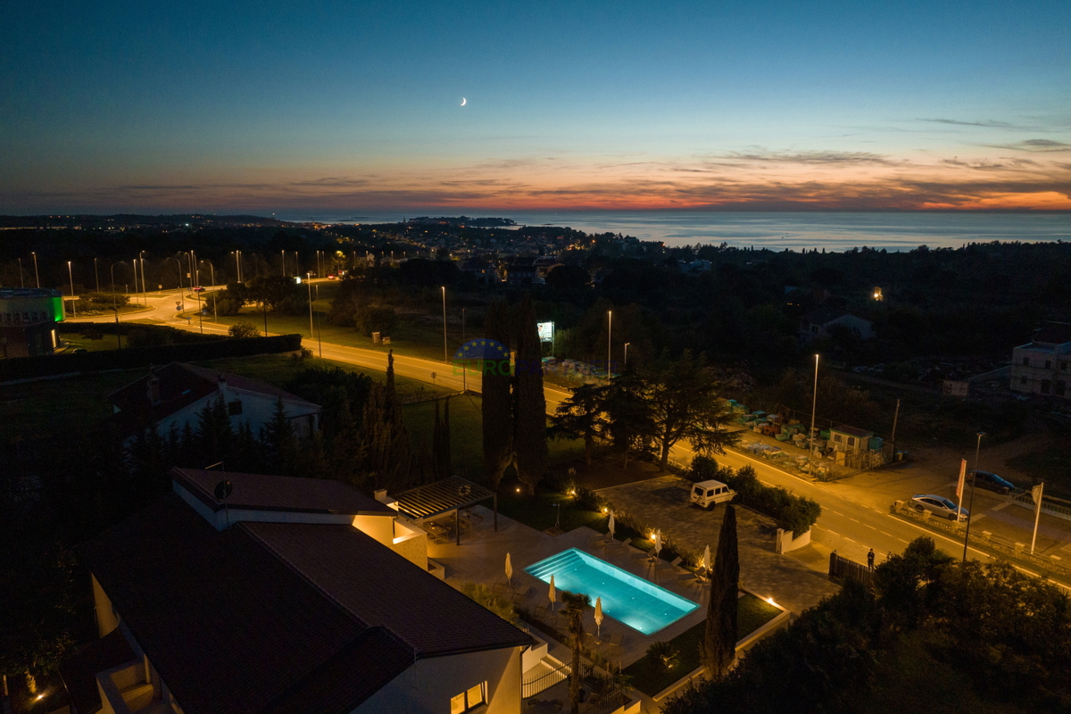 Una bellissima villa con tre lussuosi appartamenti non lontano dal mare a Parenzo