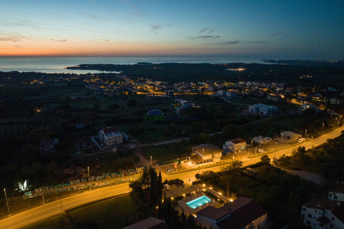 Una bellissima villa con tre lussuosi appartamenti non lontano dal mare a Parenzo