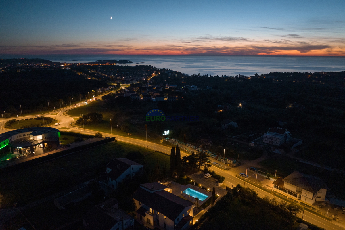 Una bellissima villa con tre lussuosi appartamenti non lontano dal mare a Parenzo