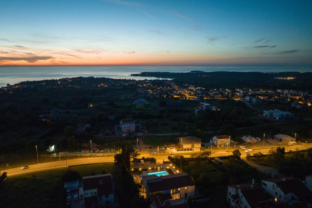 Una bellissima villa con tre lussuosi appartamenti non lontano dal mare a Parenzo