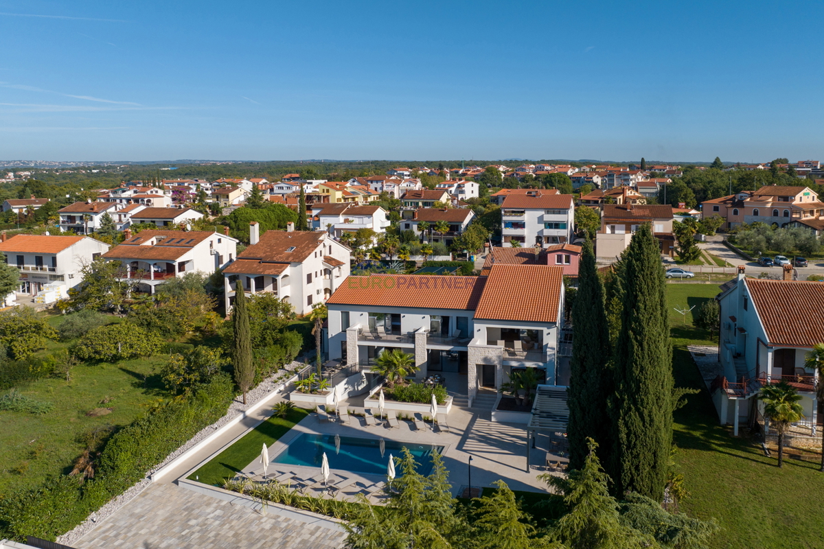 Una bellissima villa con tre lussuosi appartamenti non lontano dal mare a Parenzo