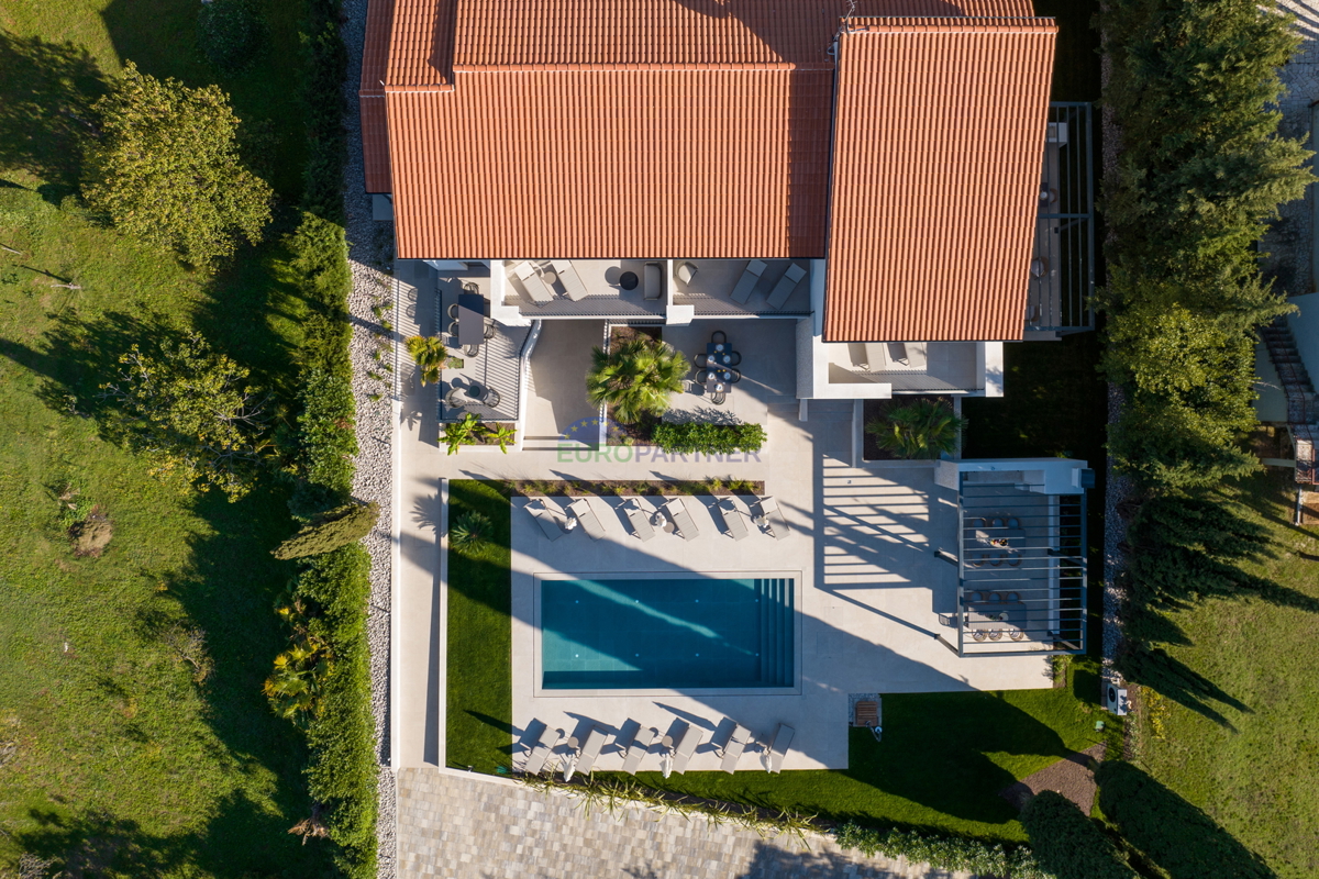 Una bellissima villa con tre lussuosi appartamenti non lontano dal mare a Parenzo