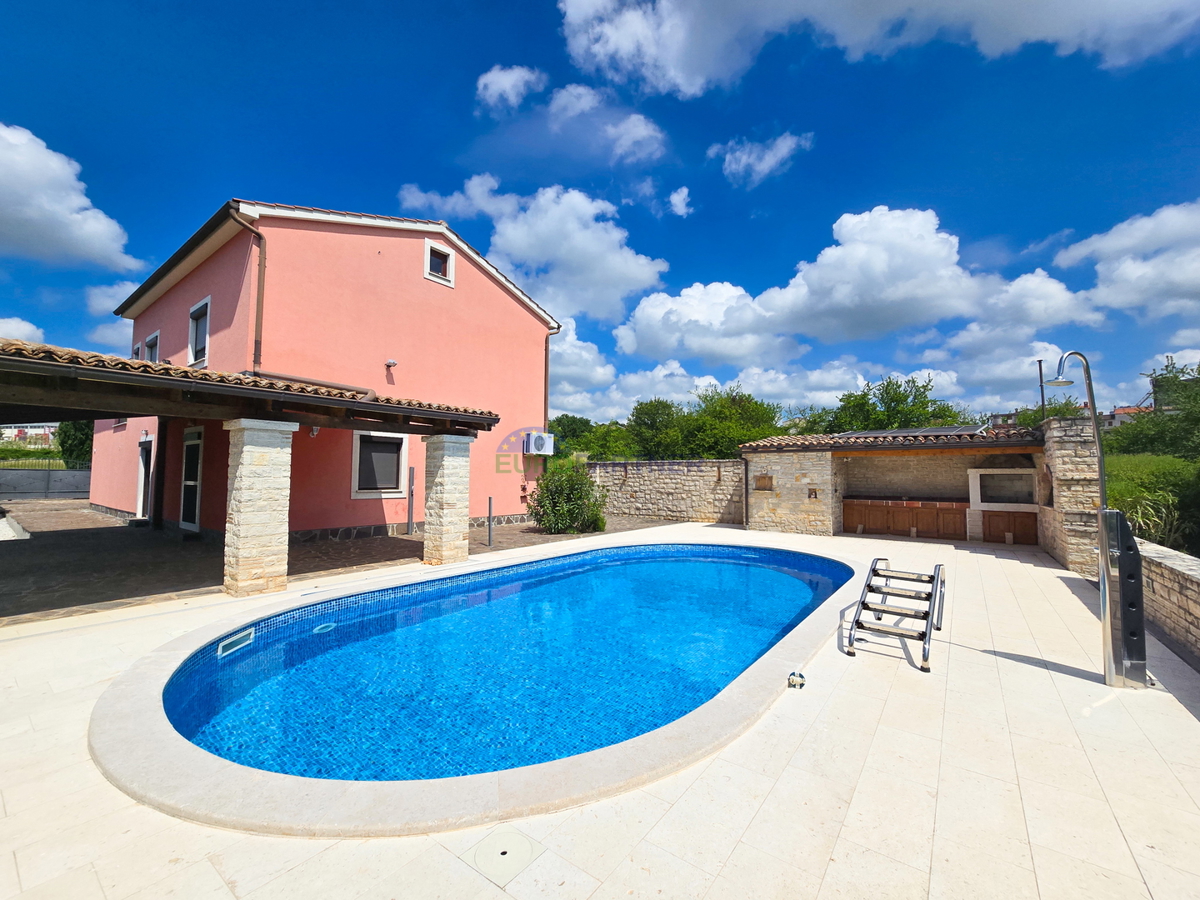 Casa con piscina e ampio giardino, a 10 km da Poreč