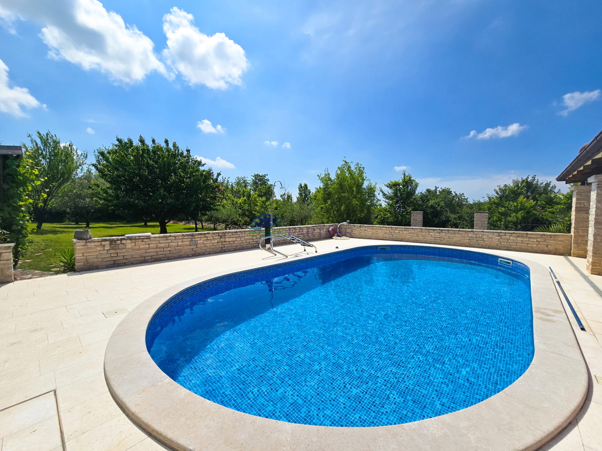 Casa con piscina e ampio giardino, a 10 km da Poreč