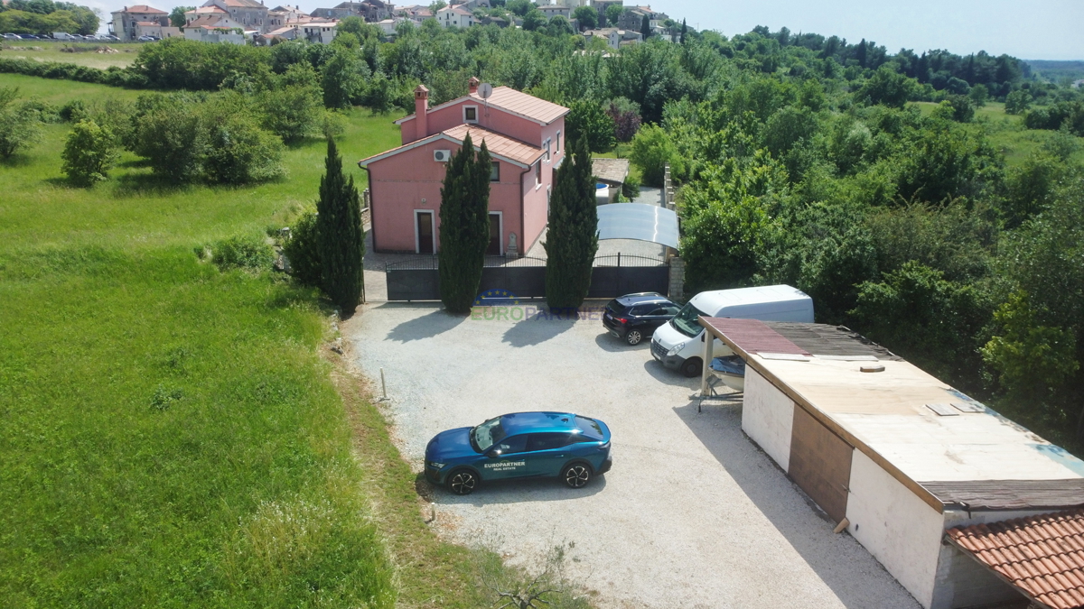 Casa con piscina e ampio giardino, a 10 km da Poreč