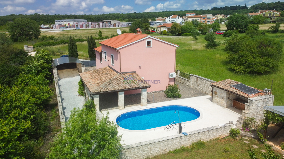 Casa con piscina e ampio giardino, a 10 km da Poreč
