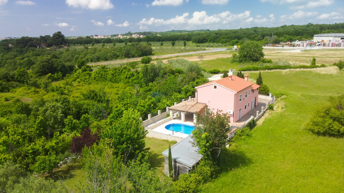 Casa con piscina e ampio giardino, a 10 km da Poreč