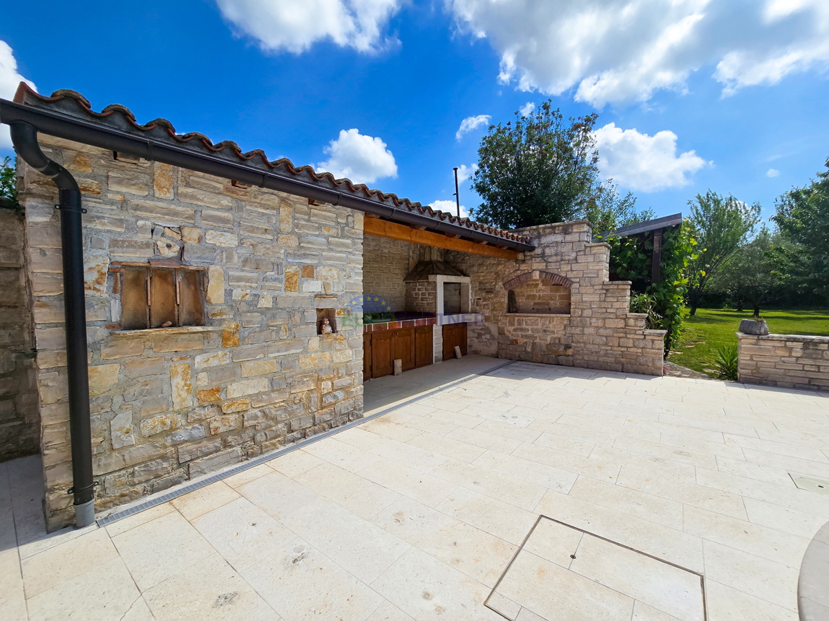 Casa con piscina e ampio giardino, a 10 km da Poreč