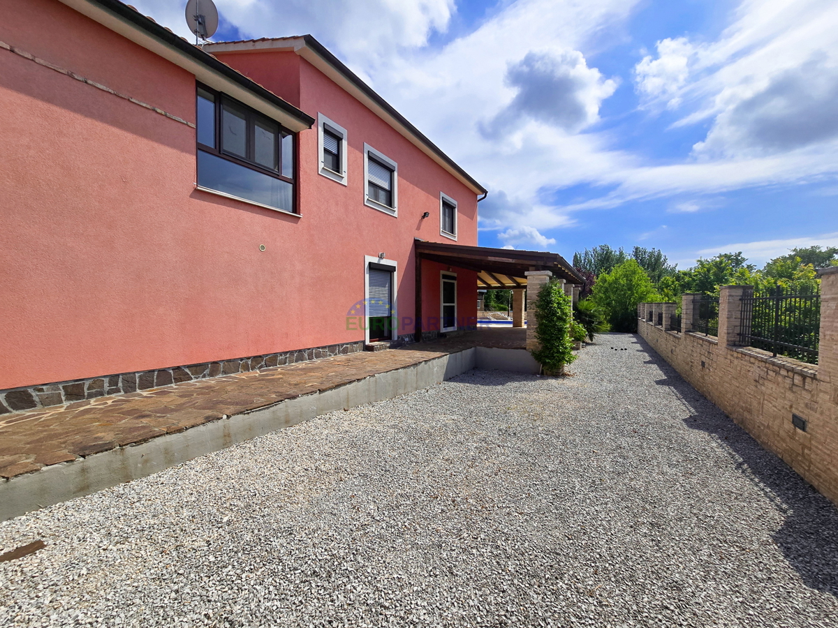 Casa con piscina e ampio giardino, a 10 km da Poreč