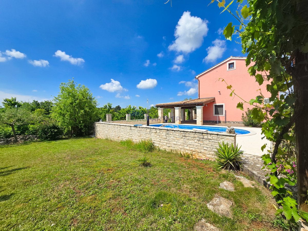Casa con piscina e ampio giardino, a 10 km da Poreč