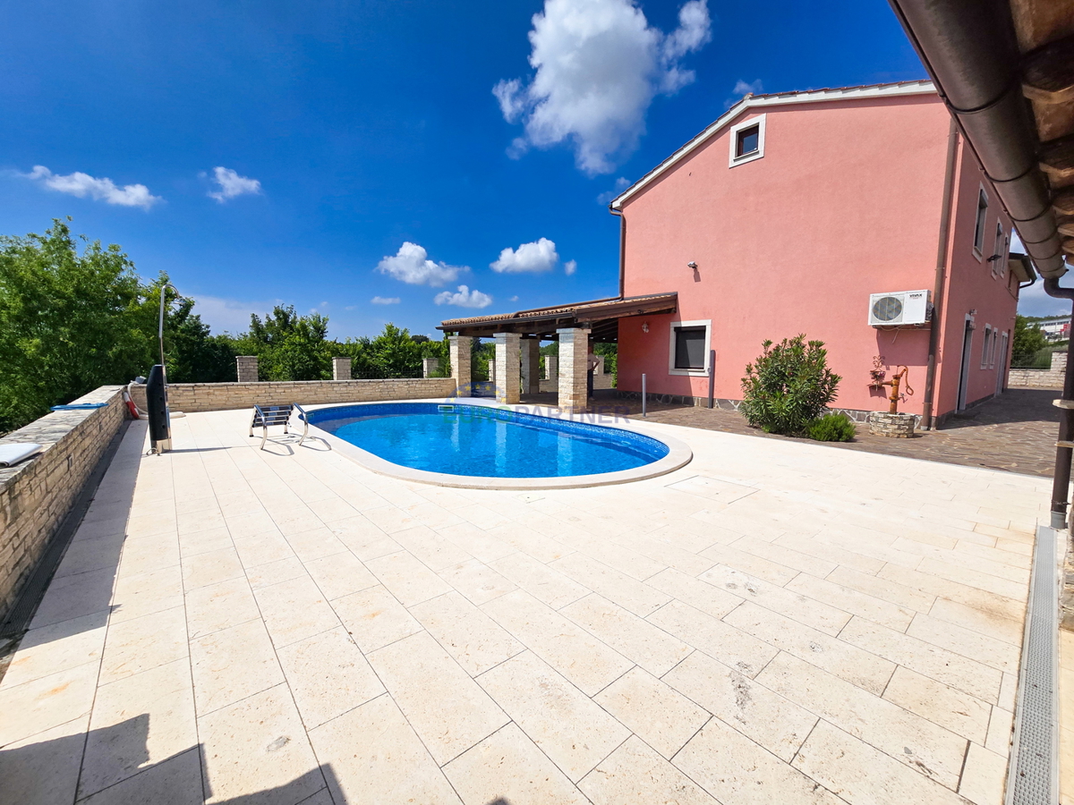 Casa con piscina e ampio giardino, a 10 km da Poreč