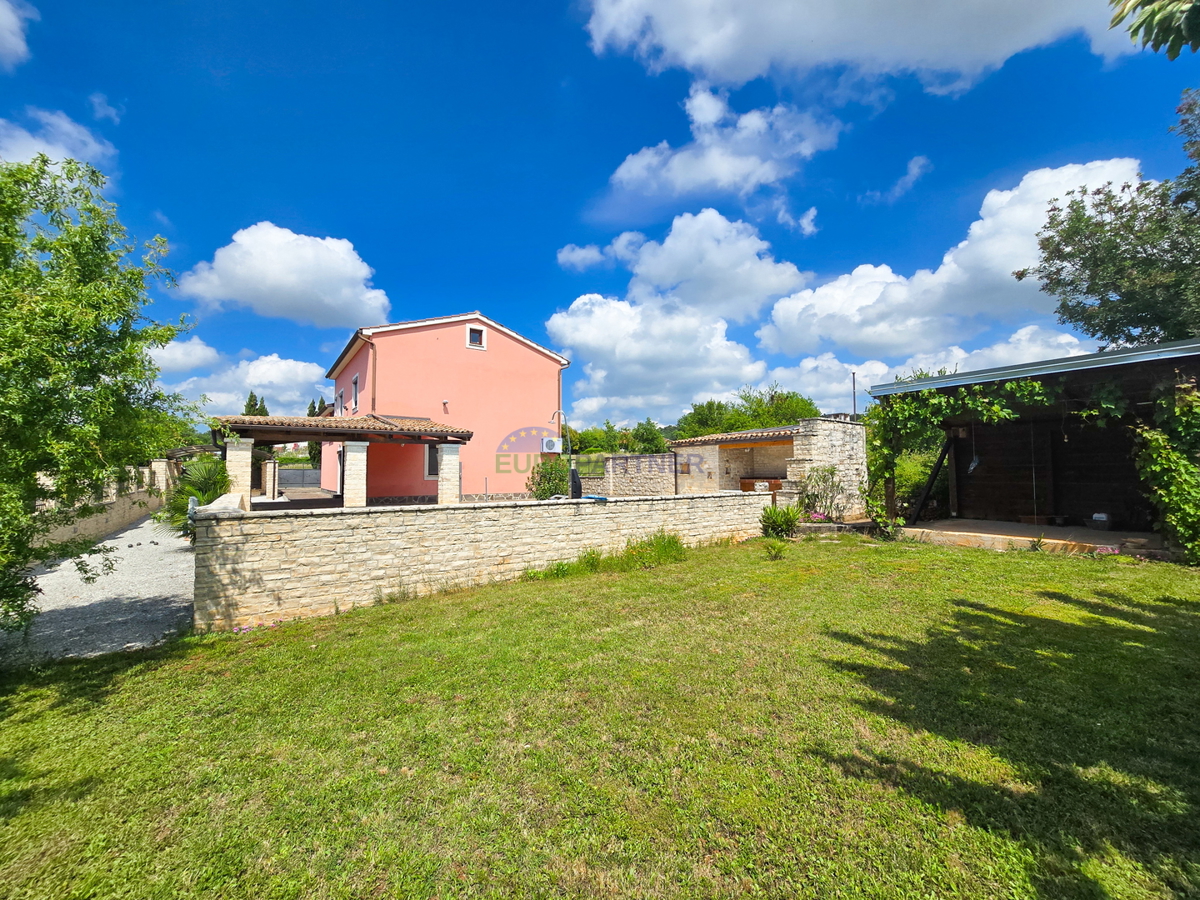 Casa con piscina e ampio giardino, a 10 km da Poreč