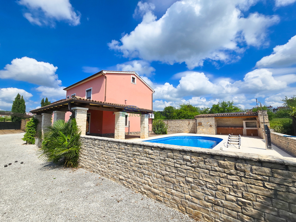 Casa con piscina e ampio giardino, a 10 km da Poreč