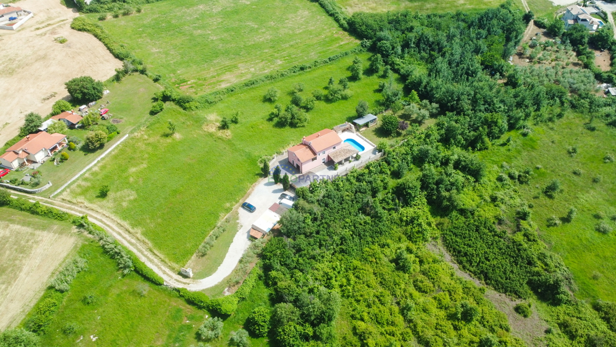 Casa con piscina e ampio giardino, a 10 km da Poreč