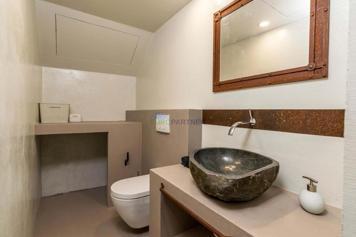 Istria, Motovun, casa in pietra con splendida vista nei dintorni di Motovun