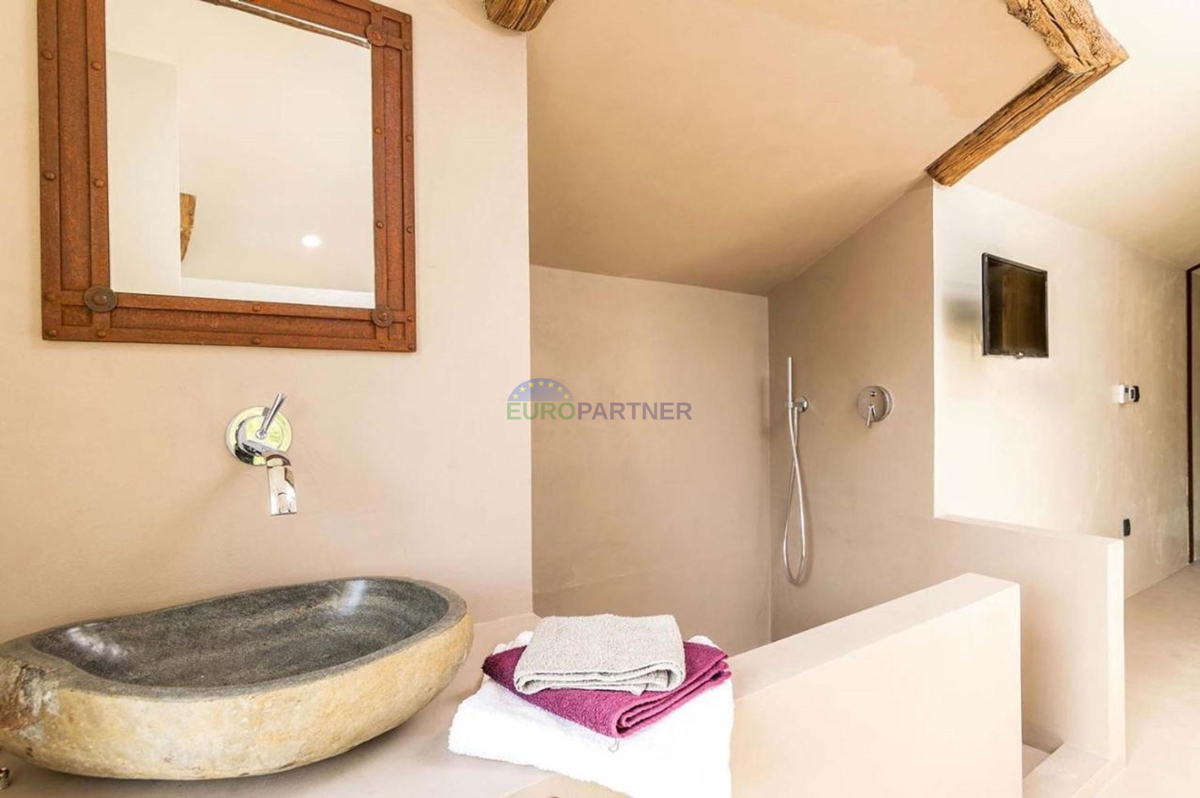 Istria, Motovun, casa in pietra con splendida vista nei dintorni di Motovun