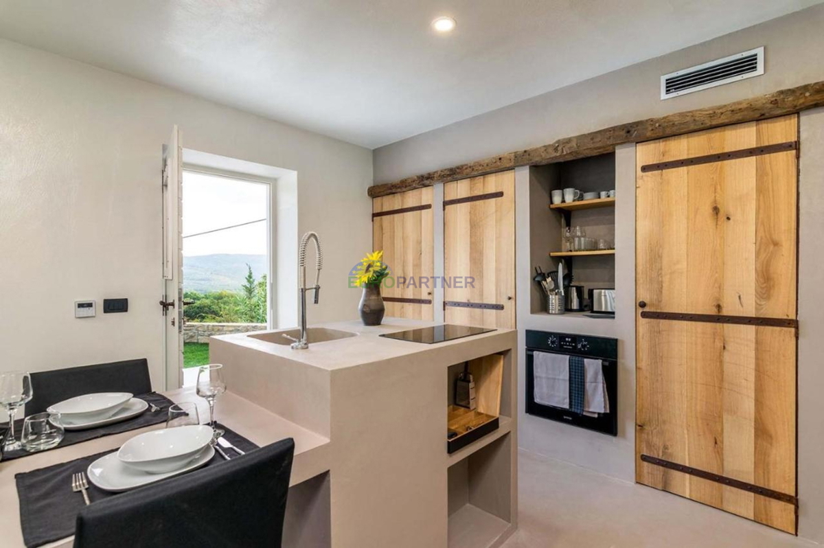 Istria, Motovun, casa in pietra con splendida vista nei dintorni di Motovun