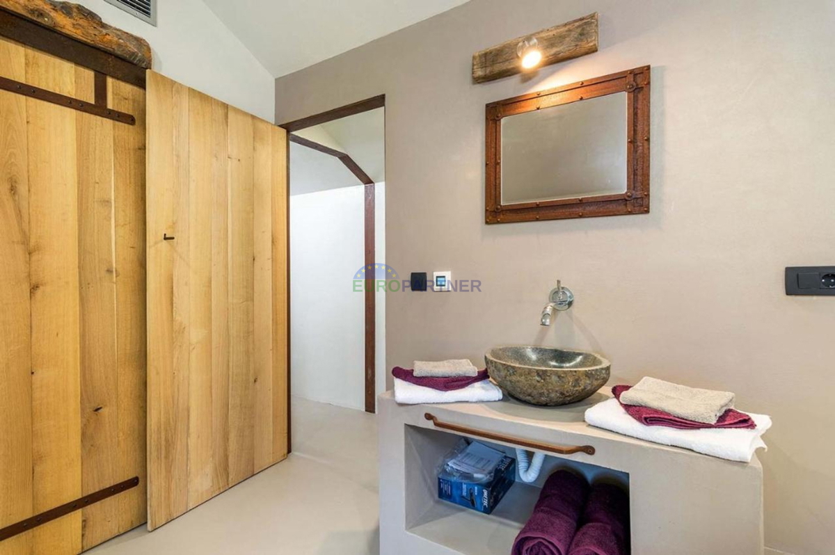 Istria, Motovun, casa in pietra con splendida vista nei dintorni di Motovun