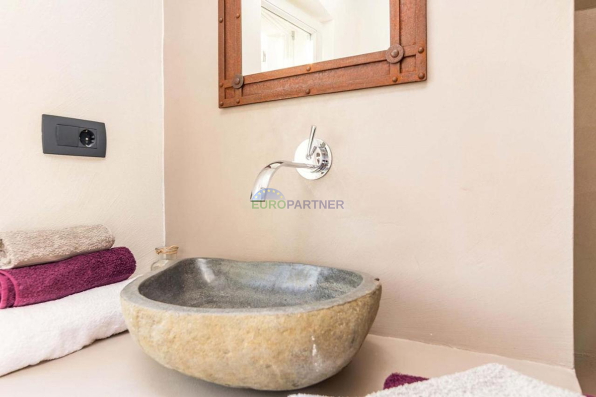 Istria, Motovun, casa in pietra con splendida vista nei dintorni di Motovun