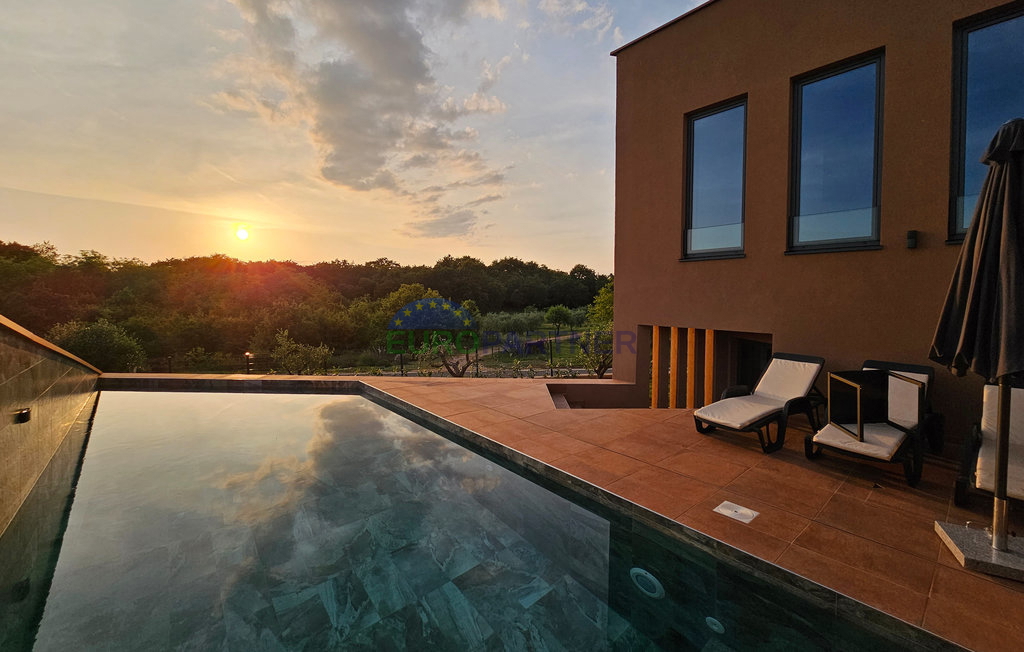 Istra, Novigrad, villa moderna con piscina