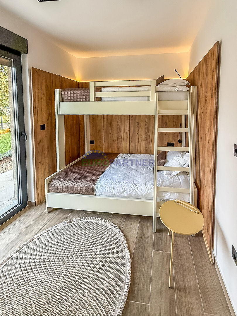 Una bellissima casa moderna con piscina, a 5 km da Parenzo e dal mare!