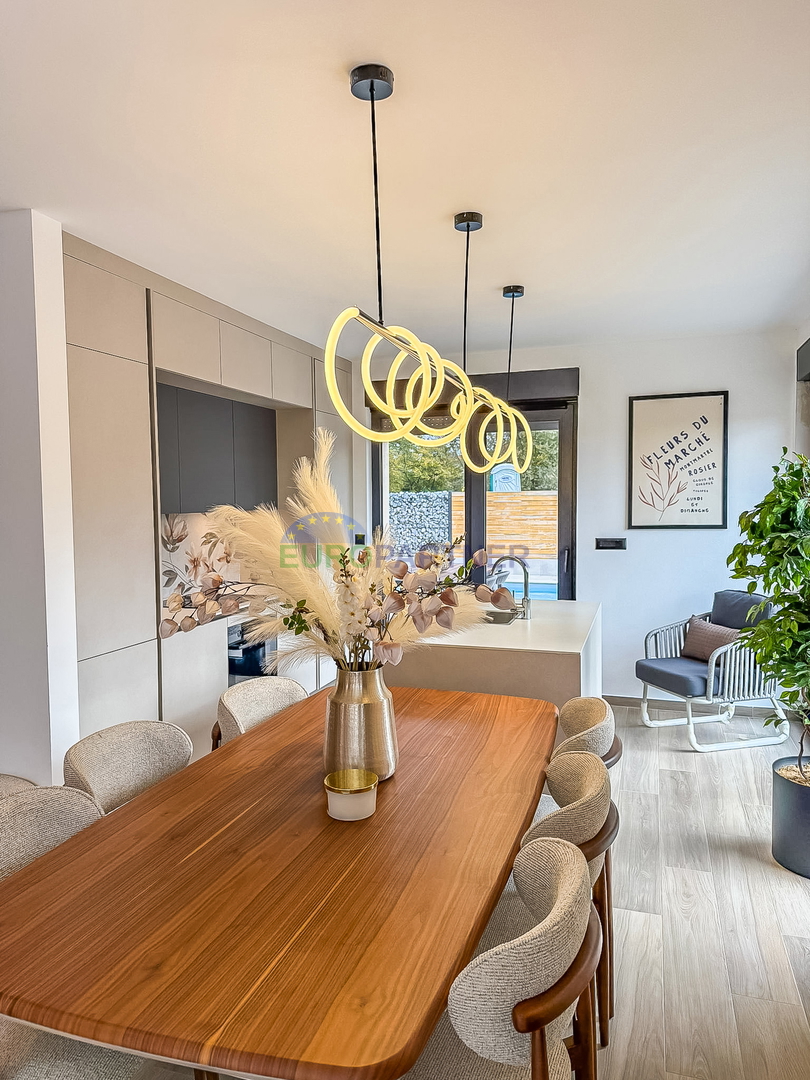 Una bellissima casa moderna con piscina, a 5 km da Parenzo e dal mare!