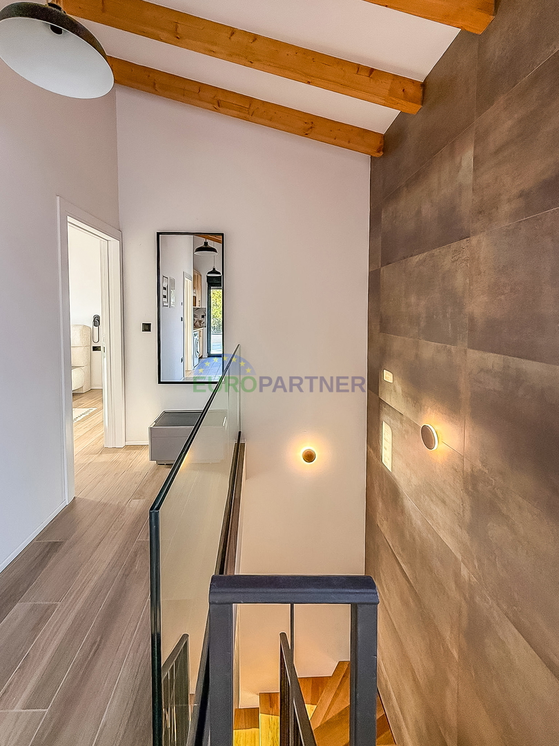 Una bellissima casa moderna con piscina, a 5 km da Parenzo e dal mare!