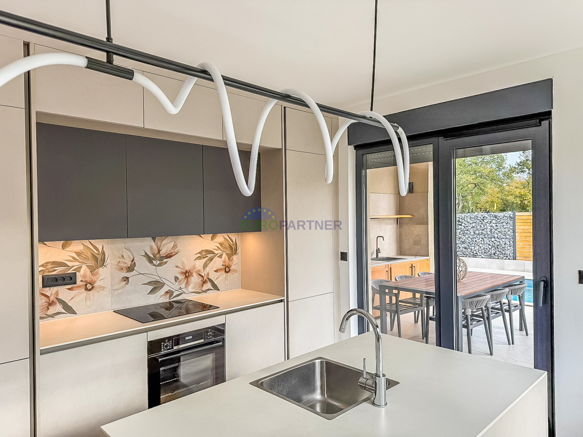 Una bellissima casa moderna con piscina, a 5 km da Parenzo e dal mare!