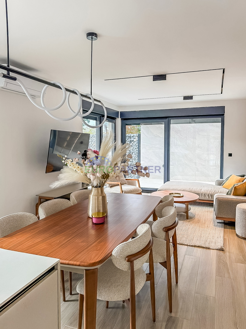 Una bellissima casa moderna con piscina, a 5 km da Parenzo e dal mare!